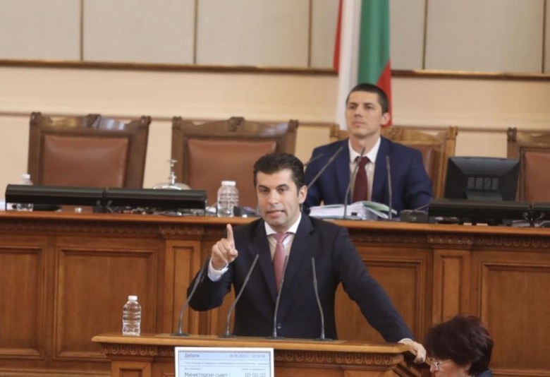 Ще успее ли примиерът Петков да събере мнозинство в парламента?