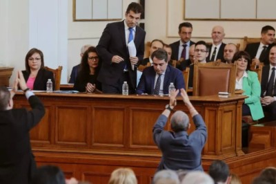 Вотът на недоверие и хаосът в България