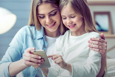 Подходящата възраст за първи телефон на детето според психолозите