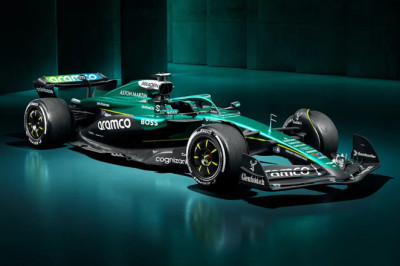 Aston Martin дава всичко от себе си на Силвърстоун