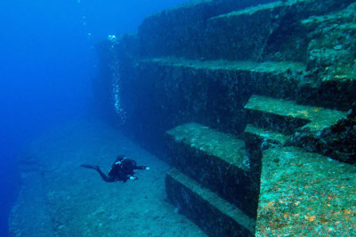 Йонагуни: Мистериозната Атлантида под океана