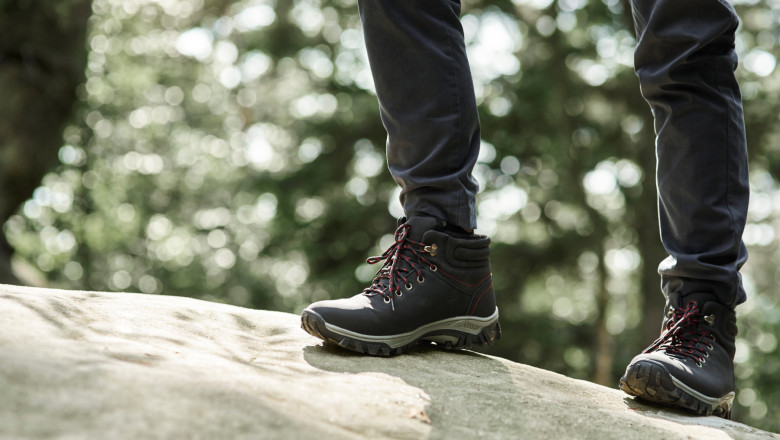 От града до пътеката как да носите трекинг обувки с градски стил?