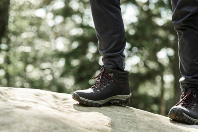 От града до пътеката как да носите трекинг обувки с градски стил?